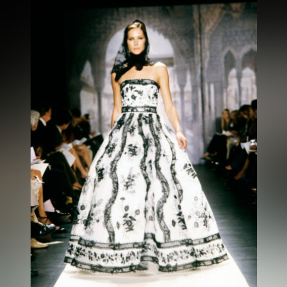 *$8,900 OSCAR DE LA RENTA WHITE BLACK EMBROIDERED RUNWAY GOWN US S - Picture 2 of 14